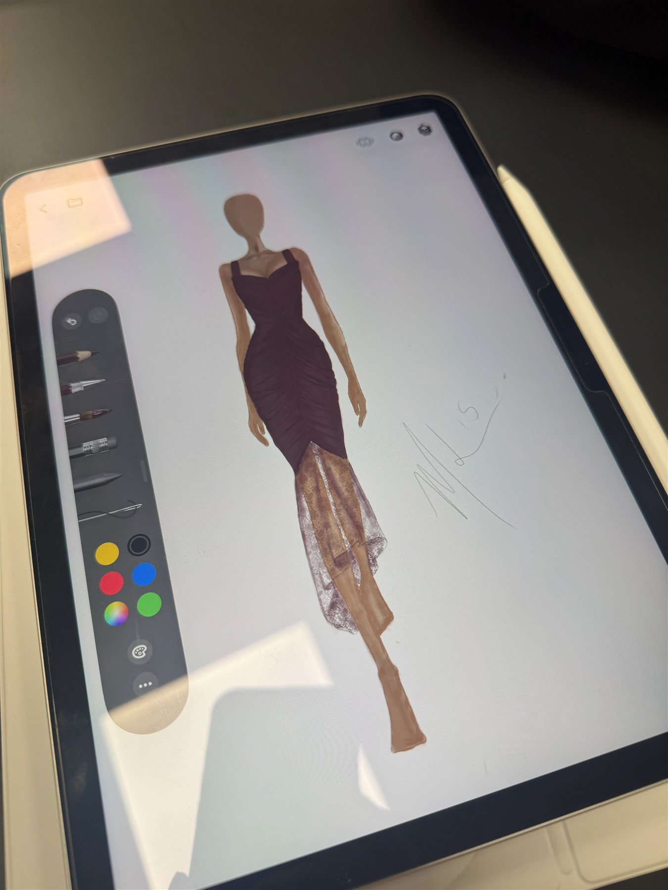 Croqui digital, feito no iPad, vestido bordô com renda